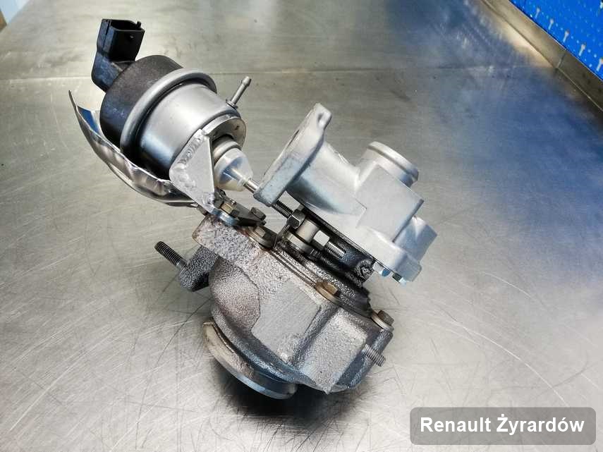 Zregenerowana w przedsiębiorstwie w Żyrardowie turbosprężarka do osobówki marki Renault na stole w laboratorium po naprawie przed spakowaniem