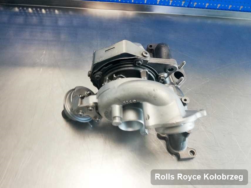 Wyremontowana w laboratorium w Kołobrzegu turbosprężarka do osobówki koncernu Rolls Royce na stole w laboratorium naprawiona przed spakowaniem