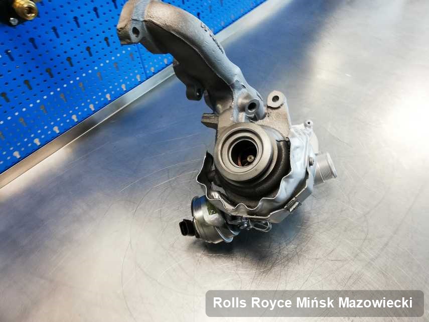 Naprawiona w przedsiębiorstwie w Mińsku Mazowieckim turbosprężarka do auta z logo Rolls Royce przygotowana w warsztacie po regeneracji przed nadaniem