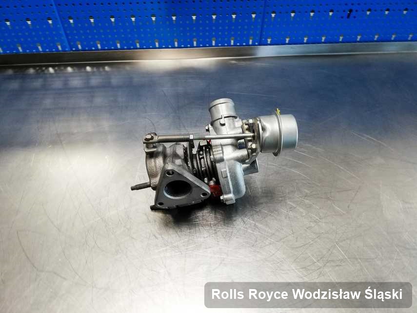 Wyczyszczona w laboratorium w Wodzisławiu Śląskim turbina do pojazdu spod znaku Rolls Royce na stole w warsztacie po naprawie przed spakowaniem