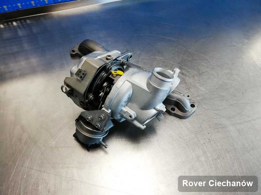 Wyczyszczona w przedsiębiorstwie w Ciechanowie turbosprężarka do samochodu marki Rover na stole w pracowni wyremontowana przed nadaniem
