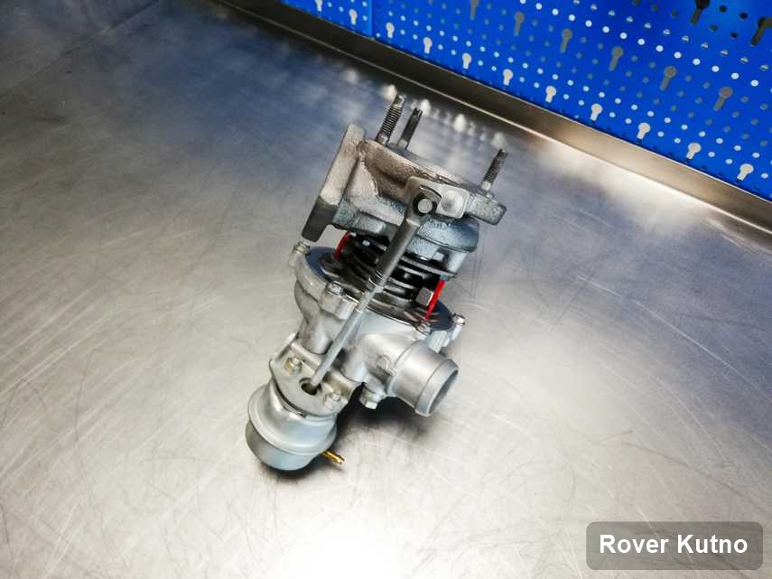 Zregenerowana w przedsiębiorstwie w Kutnie turbosprężarka do aut  producenta Rover przyszykowana w pracowni po regeneracji przed nadaniem