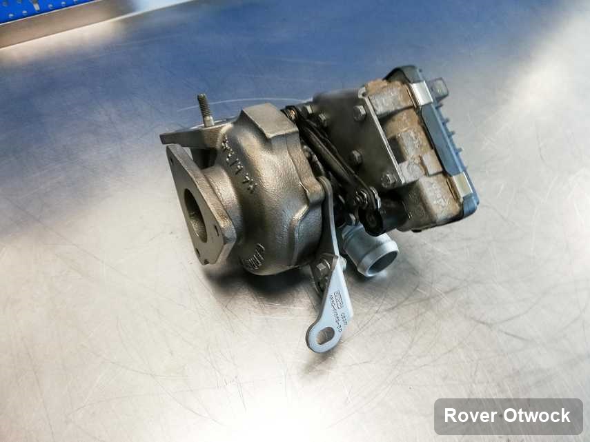 Wyremontowana w laboratorium w Otwocku turbosprężarka do auta spod znaku Rover na stole w laboratorium zregenerowana przed nadaniem