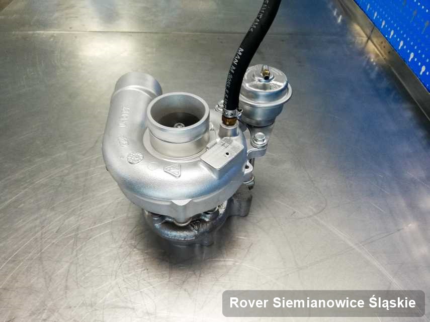 Wyczyszczona w pracowni regeneracji w Siemianowicach Śląskich turbosprężarka do osobówki z logo Rover na stole w pracowni po naprawie przed nadaniem