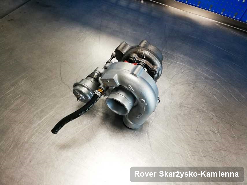Naprawiona w laboratorium w Skarżysku-Kamiennej turbosprężarka do pojazdu koncernu Rover na stole w laboratorium po remoncie przed nadaniem