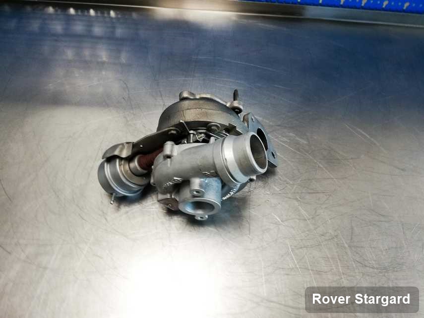 Wyczyszczona w laboratorium w Stargardzie turbosprężarka do osobówki spod znaku Rover na stole w laboratorium wyremontowana przed nadaniem