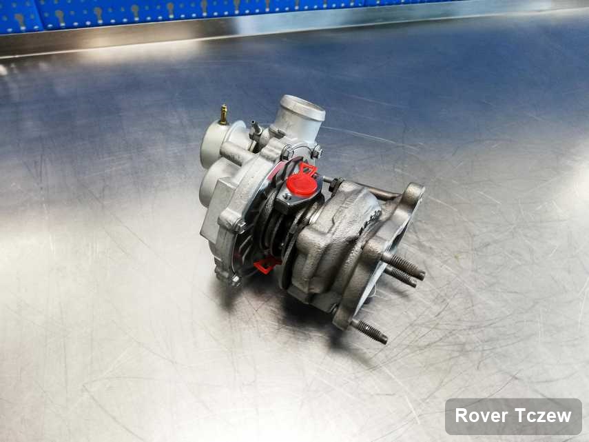 Zregenerowana w pracowni regeneracji w Tczewie turbosprężarka do pojazdu firmy Rover na stole w pracowni po remoncie przed spakowaniem