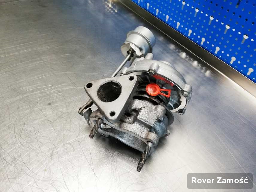 Wyremontowana w laboratorium w Zamościu turbosprężarka do auta z logo Rover przyszykowana w pracowni po naprawie przed nadaniem