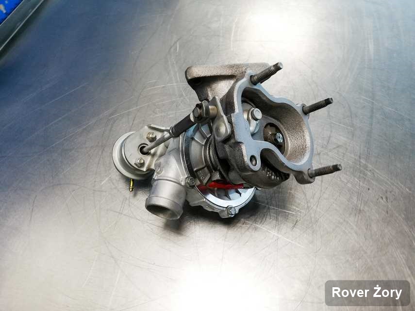 Zregenerowana w przedsiębiorstwie w Żorach turbosprężarka do pojazdu firmy Rover na stole w pracowni po regeneracji przed spakowaniem
