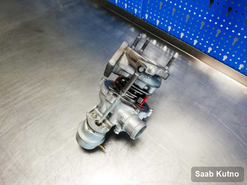 Zregenerowana w laboratorium w Kutnie turbina do auta producenta Saab na stole w laboratorium po naprawie przed wysyłką
