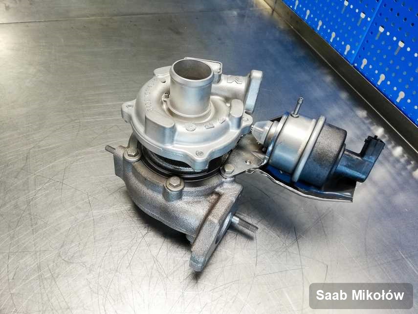 Zregenerowana w przedsiębiorstwie w Mikołowie turbosprężarka do osobówki koncernu Saab na stole w pracowni zregenerowana przed spakowaniem