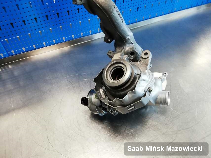 Wyczyszczona w pracowni w Mińsku Mazowieckim turbosprężarka do pojazdu producenta Saab przygotowana w pracowni po regeneracji przed spakowaniem
