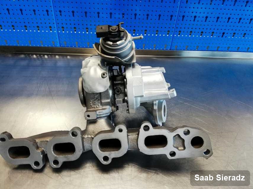 Wyremontowana w laboratorium w Sieradzu turbosprężarka do pojazdu z logo Saab przygotowana w warsztacie po regeneracji przed spakowaniem