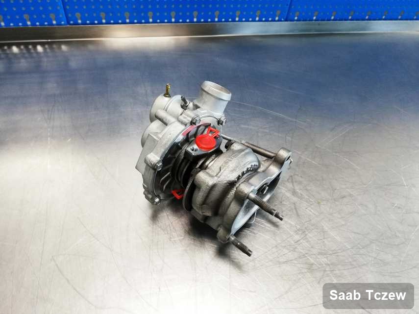 Wyczyszczona w przedsiębiorstwie w Tczewie turbosprężarka do pojazdu firmy Saab na stole w laboratorium po naprawie przed nadaniem