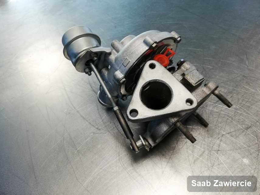 Wyremontowana w pracowni w Zawierciu turbosprężarka do aut  producenta Saab na stole w laboratorium po regeneracji przed nadaniem