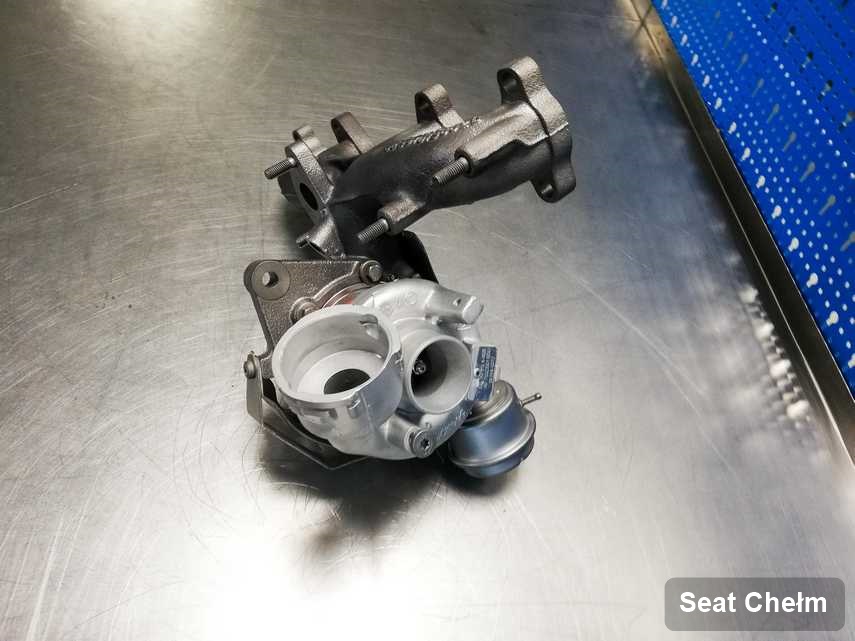 Zregenerowana w przedsiębiorstwie w Chełmie turbosprężarka do pojazdu firmy Seat na stole w laboratorium zregenerowana przed wysyłką