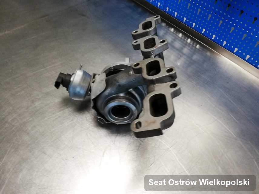 Naprawiona w firmie w Ostrowie Wielkopolskim turbosprężarka do auta marki Seat na stole w pracowni po naprawie przed nadaniem