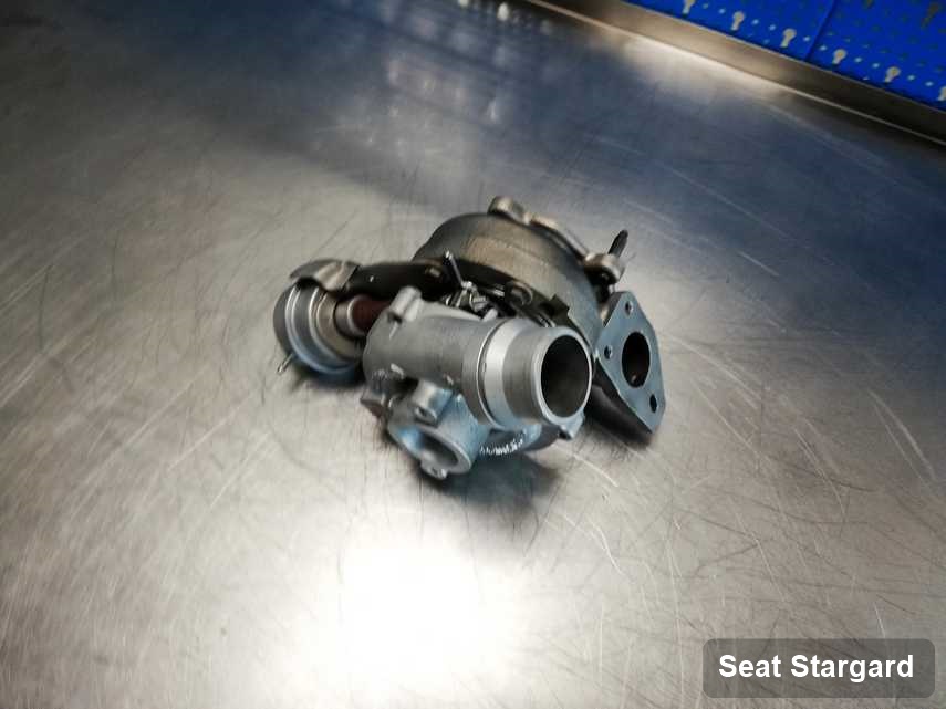 Wyremontowana w przedsiębiorstwie w Stargardzie turbosprężarka do samochodu koncernu Seat przyszykowana w laboratorium po remoncie przed nadaniem
