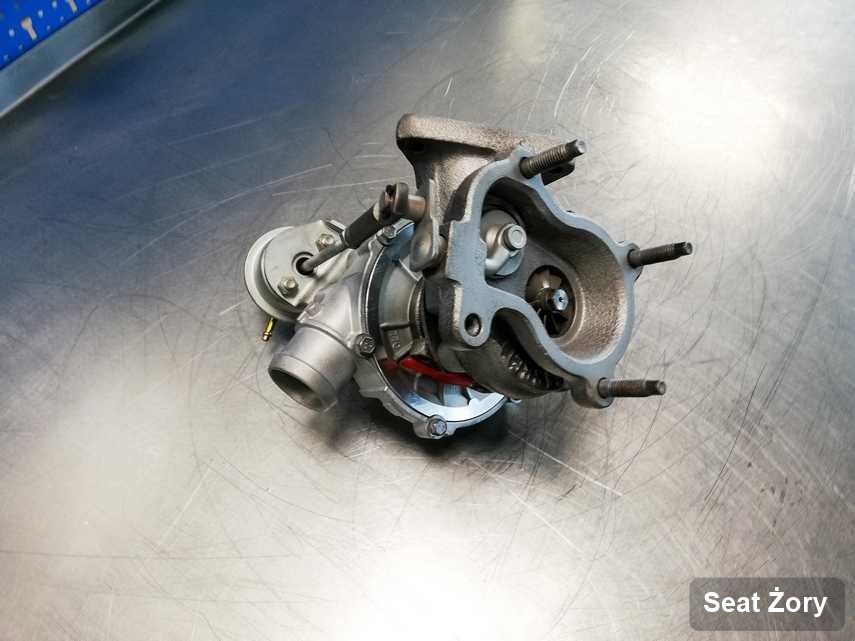 Zregenerowana w pracowni regeneracji w Żorach turbosprężarka do aut  koncernu Seat na stole w laboratorium po remoncie przed spakowaniem
