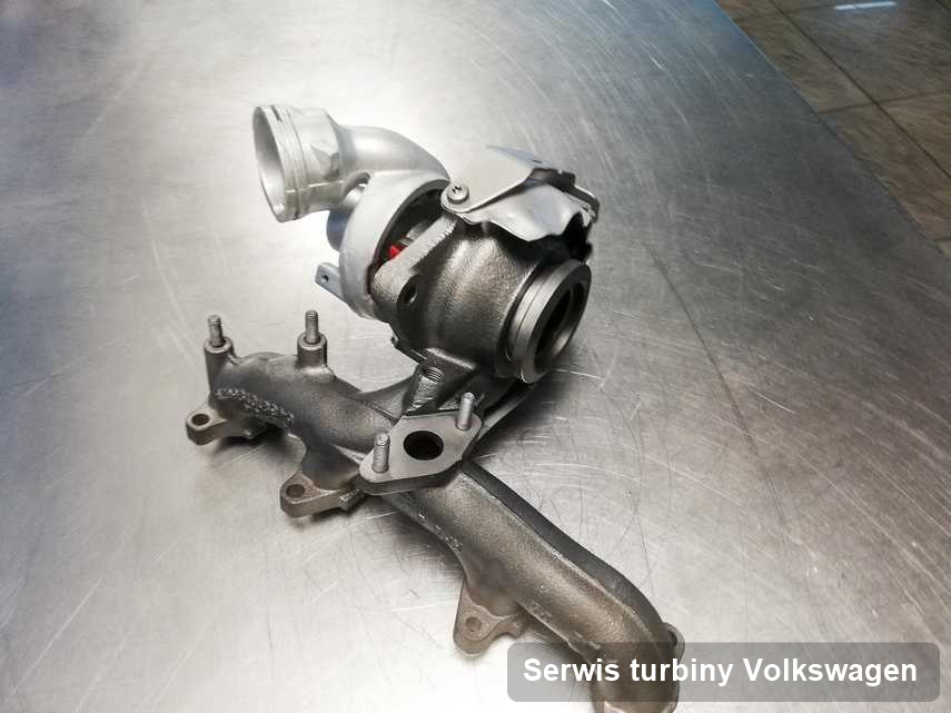 Turbosprężarka do auta osobowego z logo Volkswagen wyremontowana w laboratorium gdzie przeprowadza się  serwis Serwis turbiny