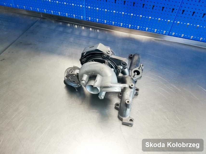 Zregenerowana w pracowni regeneracji w Kołobrzegu turbina do auta producenta Skoda na stole w warsztacie po regeneracji przed wysyłką