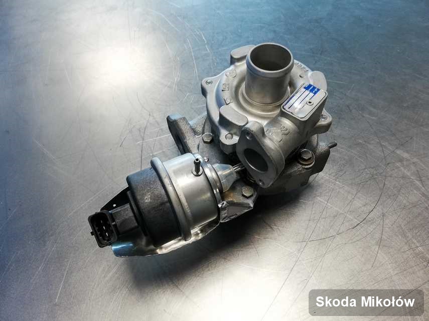 Wyremontowana w firmie w Mikołowie turbosprężarka do pojazdu firmy Skoda na stole w laboratorium zregenerowana przed wysyłką