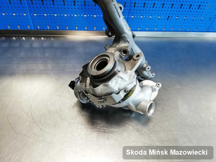 Zregenerowana w firmie zajmującej się regeneracją w Mińsku Mazowieckim turbosprężarka do aut  z logo Skoda przygotowana w laboratorium po remoncie przed nadaniem
