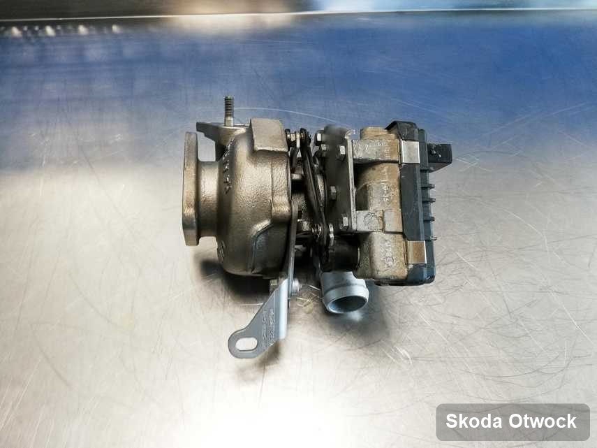 Wyremontowana w pracowni w Otwocku turbosprężarka do pojazdu marki Skoda na stole w pracowni zregenerowana przed wysyłką