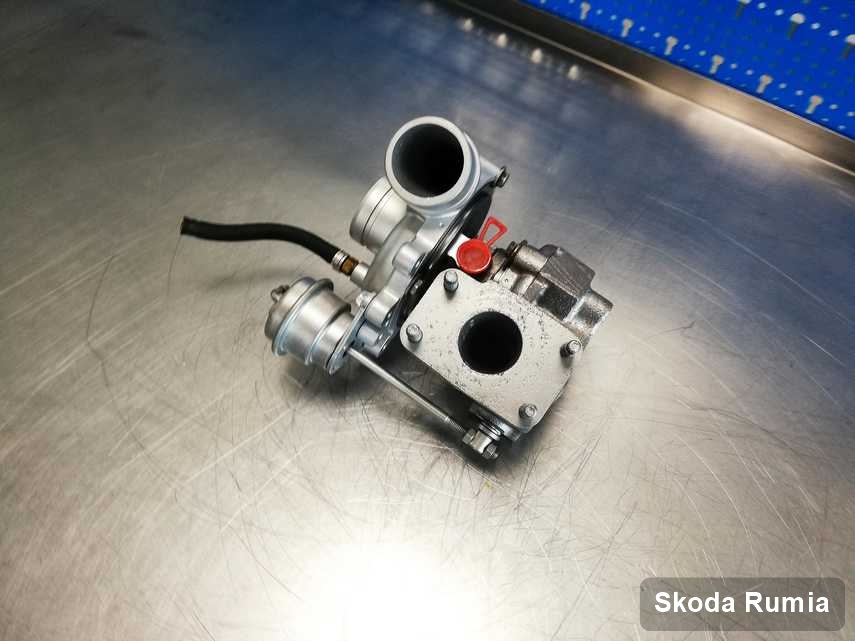 Naprawiona w przedsiębiorstwie w Rumi turbosprężarka do pojazdu producenta Skoda na stole w warsztacie po naprawie przed wysyłką