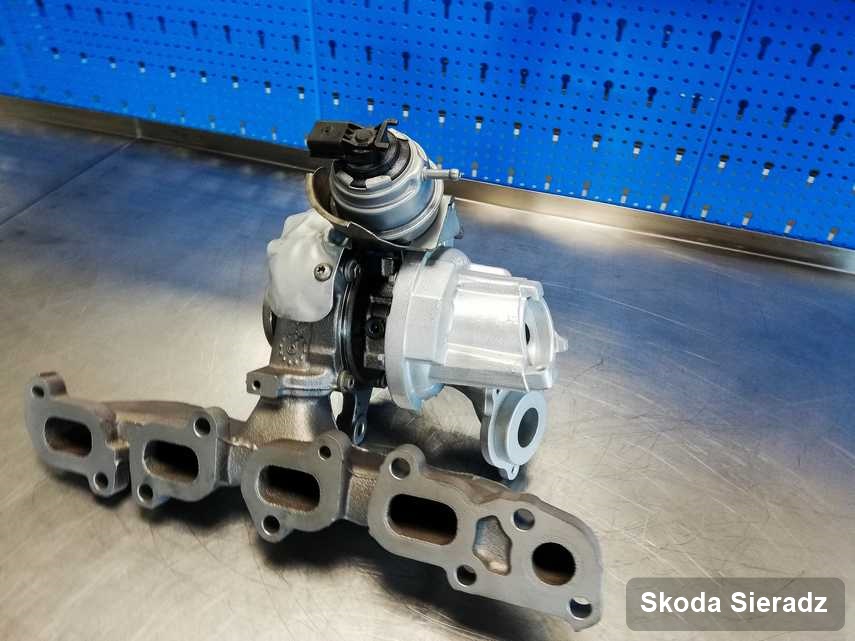 Zregenerowana w firmie zajmującej się regeneracją w Sieradzu turbosprężarka do aut  z logo Skoda przyszykowana w pracowni po regeneracji przed nadaniem