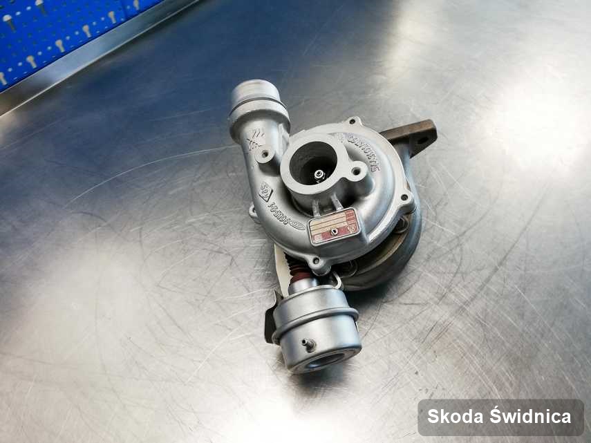 Naprawiona w pracowni regeneracji w Świdnicy turbosprężarka do osobówki producenta Skoda przyszykowana w warsztacie po remoncie przed nadaniem