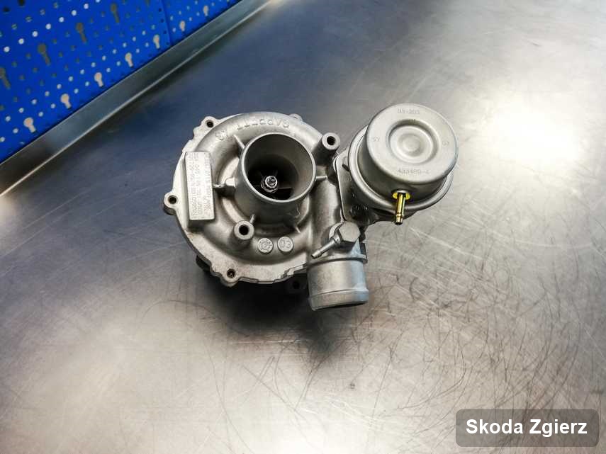 Wyczyszczona w pracowni w Zgierzu turbosprężarka do pojazdu spod znaku Skoda na stole w laboratorium naprawiona przed nadaniem