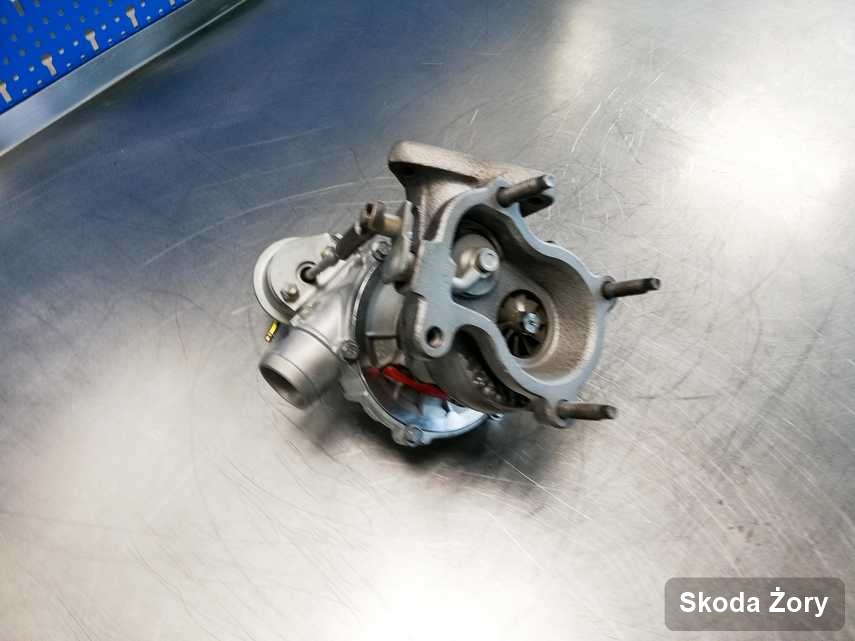 Wyremontowana w firmie w Żorach turbina do auta marki Skoda na stole w laboratorium po naprawie przed spakowaniem