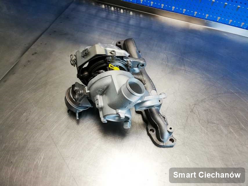 Naprawiona w przedsiębiorstwie w Ciechanowie turbosprężarka do auta koncernu Smart na stole w laboratorium zregenerowana przed nadaniem