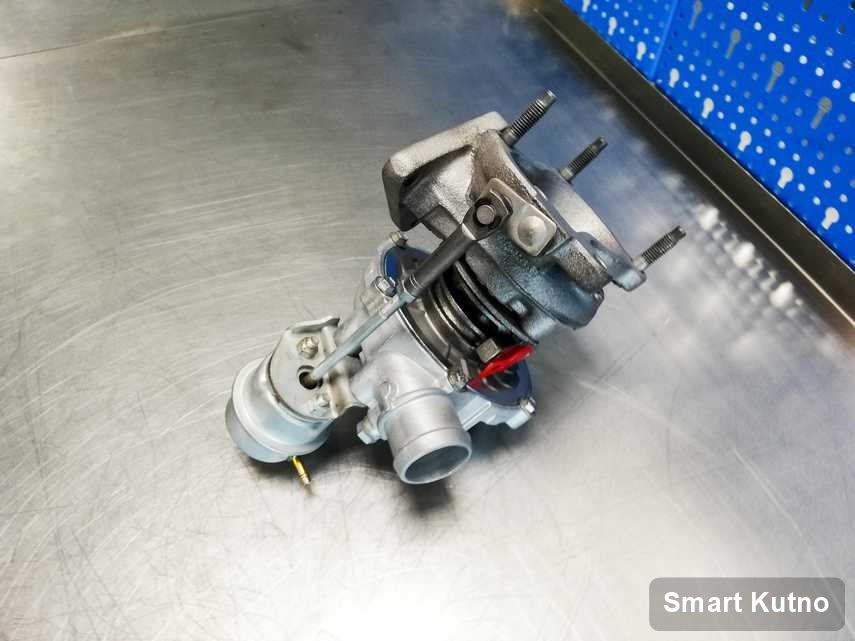 Zregenerowana w laboratorium w Kutnie turbosprężarka do auta producenta Smart na stole w pracowni zregenerowana przed nadaniem