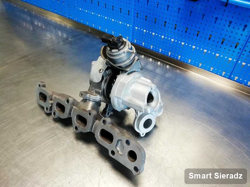 Wyremontowana w laboratorium w Sieradzu turbosprężarka do samochodu koncernu Smart na stole w laboratorium po remoncie przed wysyłką
