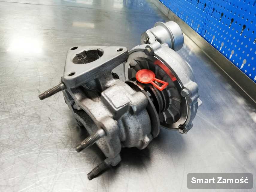 Zregenerowana w pracowni regeneracji w Zamościu turbosprężarka do auta marki Smart na stole w laboratorium naprawiona przed wysyłką