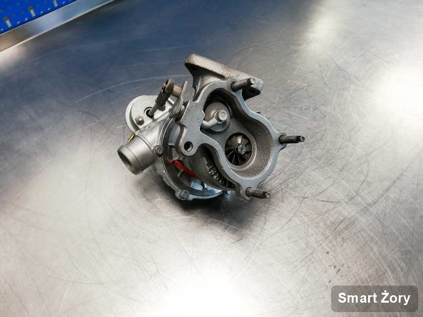 Zregenerowana w firmie w Żorach turbosprężarka do osobówki marki Smart przygotowana w laboratorium po regeneracji przed spakowaniem