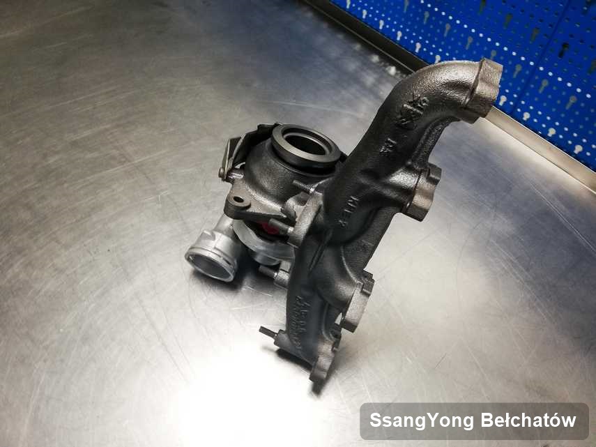 Wyczyszczona w pracowni regeneracji w Bełchatowie turbosprężarka do samochodu spod znaku SsangYong na stole w laboratorium po regeneracji przed wysyłką