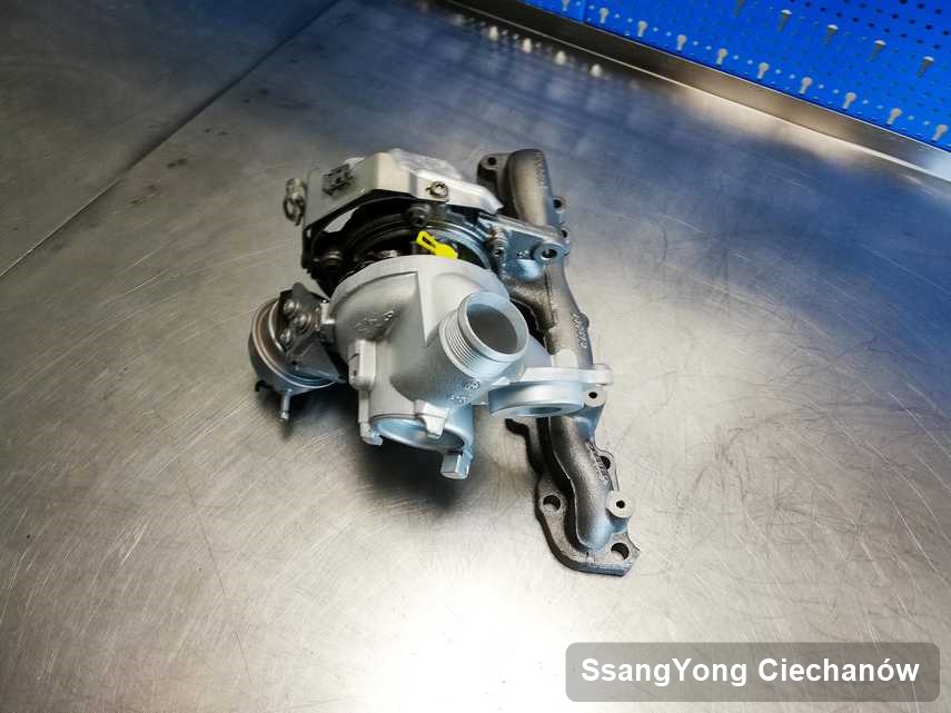 Wyremontowana w firmie zajmującej się regeneracją w Ciechanowie turbosprężarka do aut  spod znaku SsangYong na stole w warsztacie po naprawie przed wysyłką