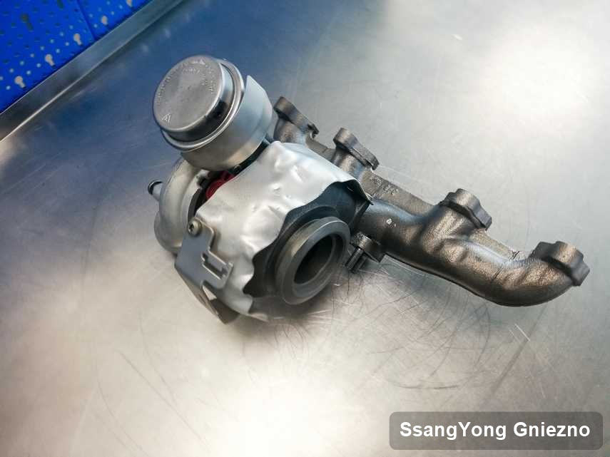 Zregenerowana w laboratorium w Gnieznie turbosprężarka do samochodu marki SsangYong na stole w pracowni po remoncie przed spakowaniem