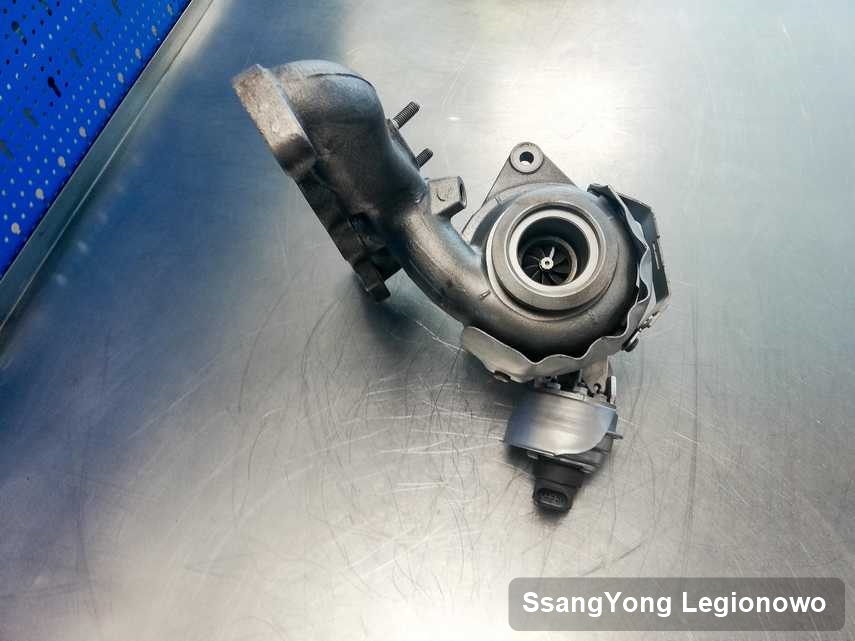 Naprawiona w firmie w Legionowie turbosprężarka do samochodu marki SsangYong na stole w warsztacie po regeneracji przed nadaniem