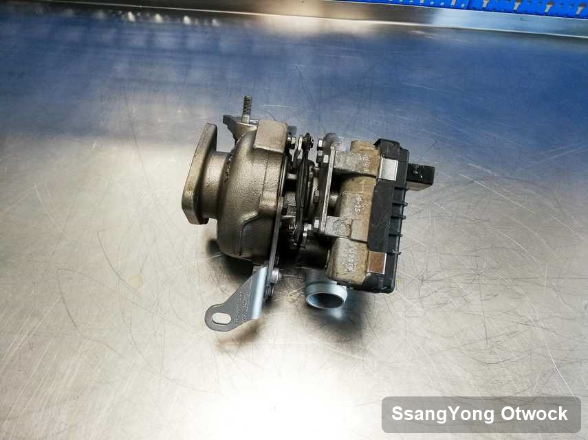 Wyczyszczona w pracowni regeneracji w Otwocku turbosprężarka do aut  z logo SsangYong przyszykowana w warsztacie wyremontowana przed wysyłką