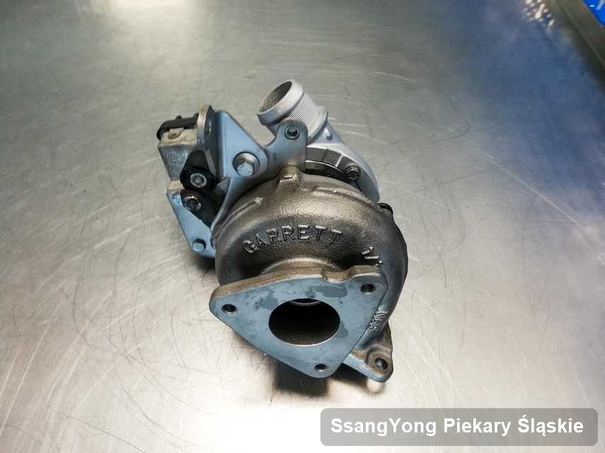 Wyczyszczona w firmie w Piekarach Śląskich turbosprężarka do aut  firmy SsangYong na stole w warsztacie wyremontowana przed wysyłką