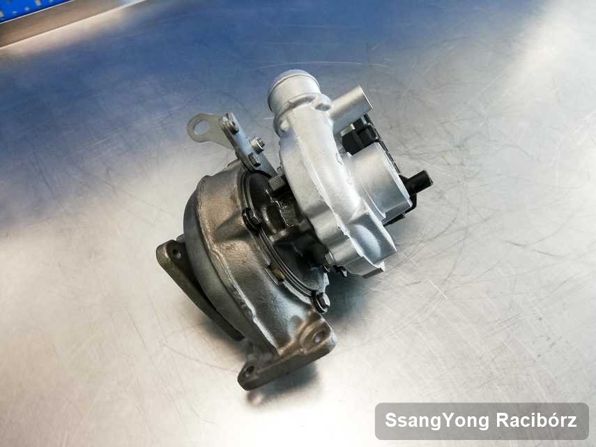 Zregenerowana w pracowni regeneracji w Raciborzu turbosprężarka do pojazdu z logo SsangYong na stole w laboratorium po naprawie przed wysyłką