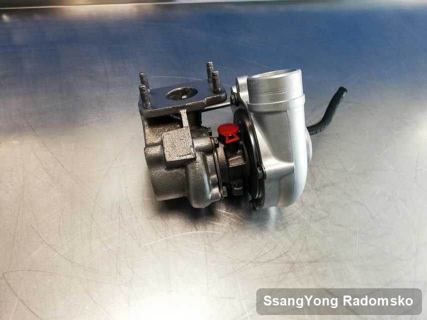 Naprawiona w pracowni w Radomsku turbosprężarka do auta producenta SsangYong na stole w warsztacie po regeneracji przed wysyłką