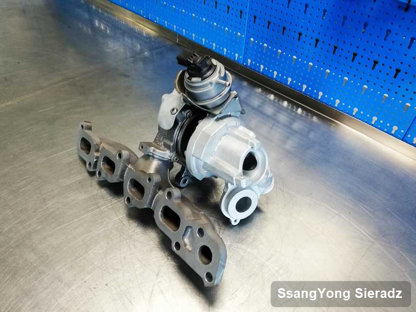 Naprawiona w firmie zajmującej się regeneracją w Sieradzu turbosprężarka do samochodu firmy SsangYong na stole w laboratorium naprawiona przed nadaniem