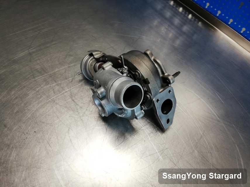 Wyczyszczona w laboratorium w Stargardzie turbina do samochodu producenta SsangYong na stole w laboratorium po naprawie przed spakowaniem