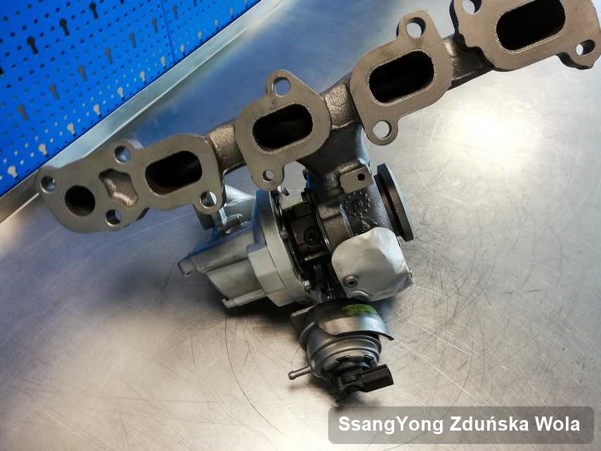 Wyremontowana w firmie zajmującej się regeneracją w Zduńskiej Woli turbina do auta producenta SsangYong na stole w laboratorium zregenerowana przed spakowaniem