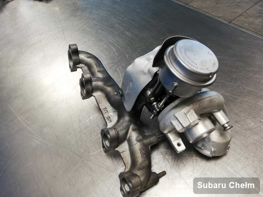 Naprawiona w firmie w Chełmie turbosprężarka do osobówki koncernu Subaru na stole w pracowni po regeneracji przed wysyłką